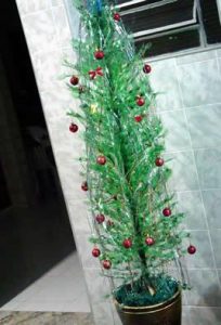 Passo a passo: Aprenda como fazer uma árvore de Natal de garrafa PET -  Pensamento Verde