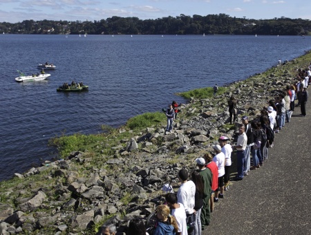 População de São Paulo abraça represa Guarapiranga em mobilização