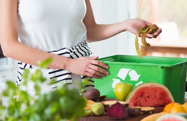 foto de mulher separando alimento no lixo reciclável