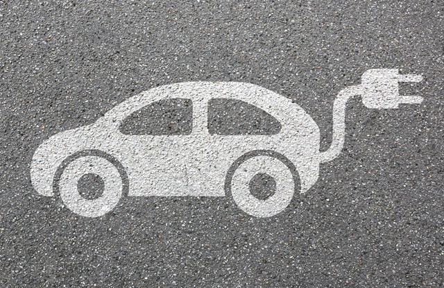 foto de carro elétrico desenhado no asfalto