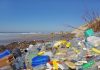 foto de praia cheia de lixo plástico