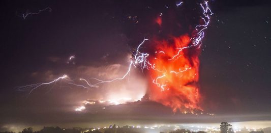 volcano-eruption-calbuco-chile-5__880-2